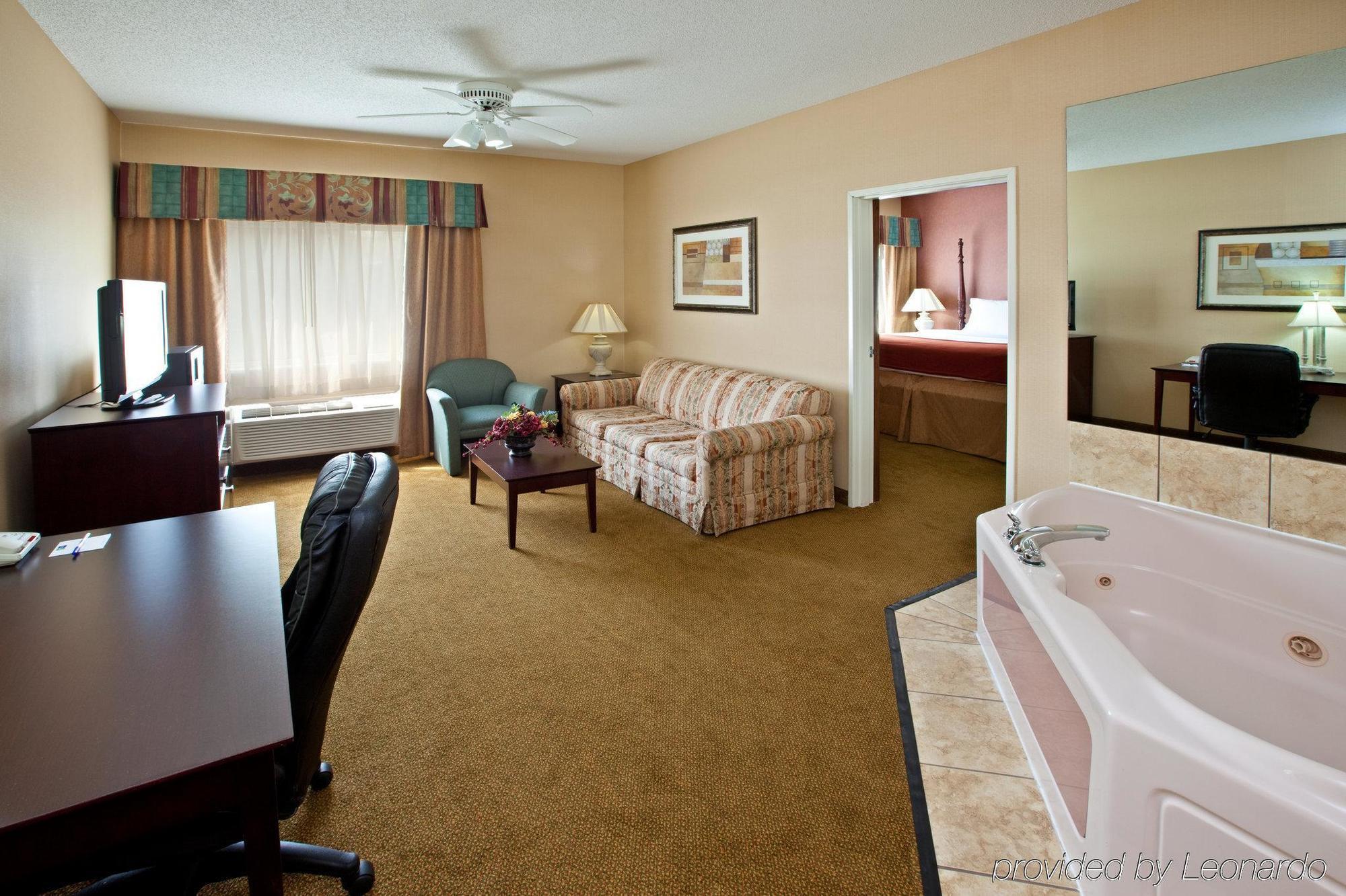 Holiday Inn Express Hotel & Suites Cincinnati-North/Sharonville Værelse billede