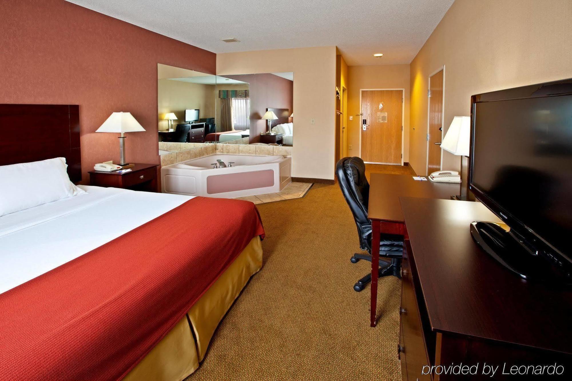 Holiday Inn Express Hotel & Suites Cincinnati-North/Sharonville Eksteriør billede