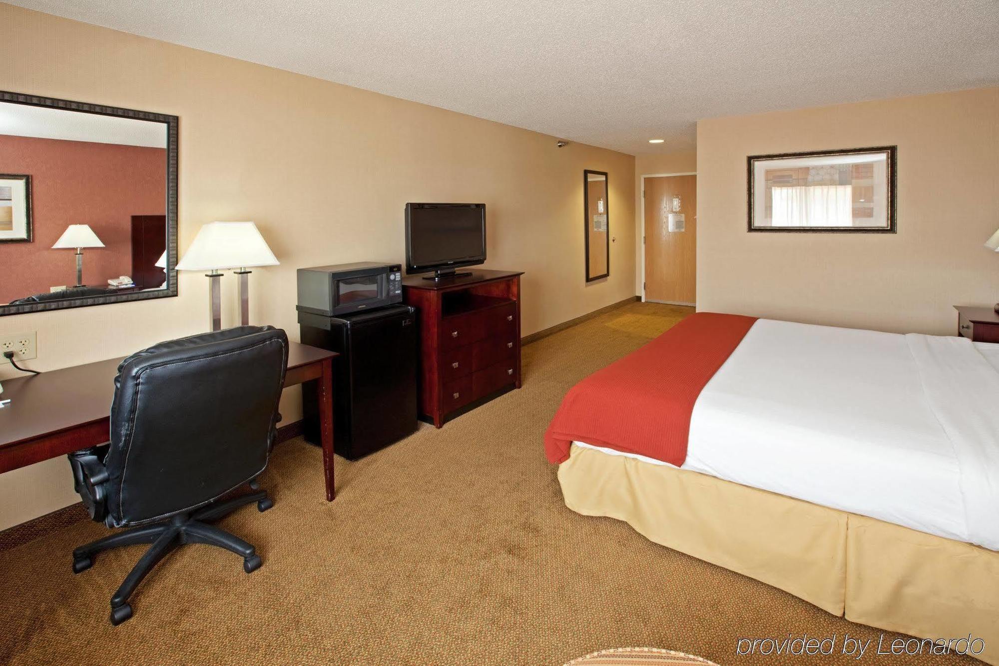 Holiday Inn Express Hotel & Suites Cincinnati-North/Sharonville Værelse billede