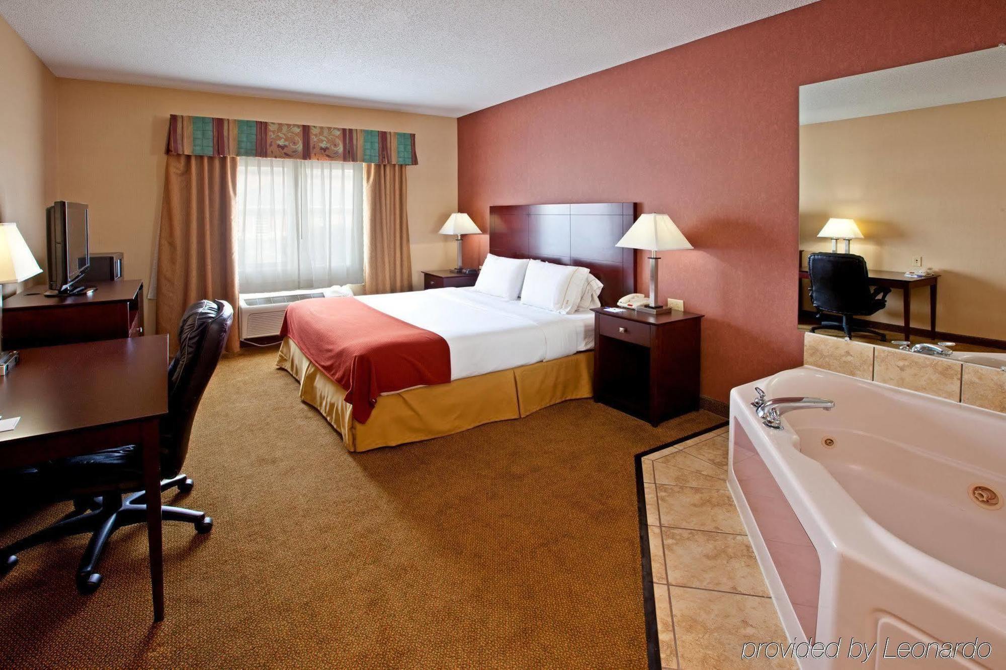 Holiday Inn Express Hotel & Suites Cincinnati-North/Sharonville Værelse billede